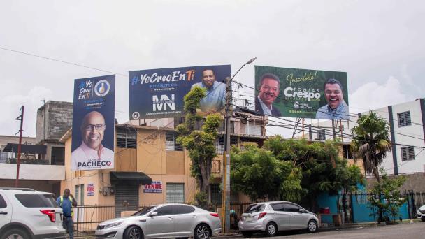 A casi un mes de elecciones, vallas en pie por todas partes