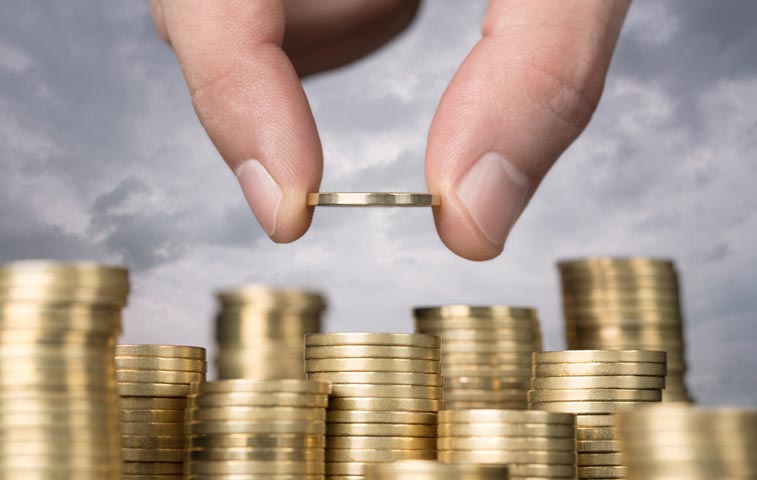 ¿Puede un funcionario u órgano público aumentarse el salario en su beneficio?