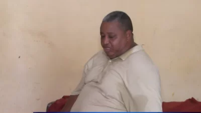 Elefantiasis trunca la carrera de un trompetista y lo deja postrado en cama