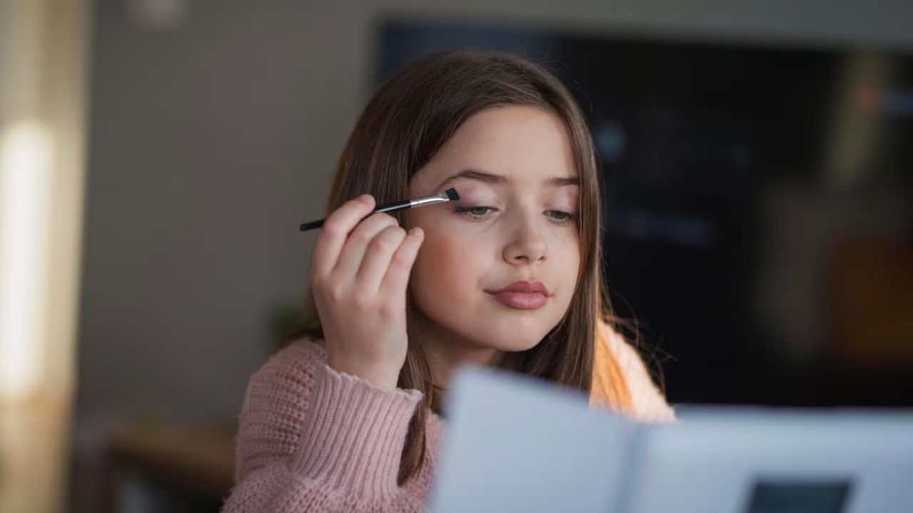 Por qué los niños no deben utilizar cosméticos: los riesgos que implican para su salud