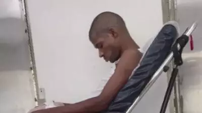 Hombre con dedo gangrenado pide ser recibido en hospital