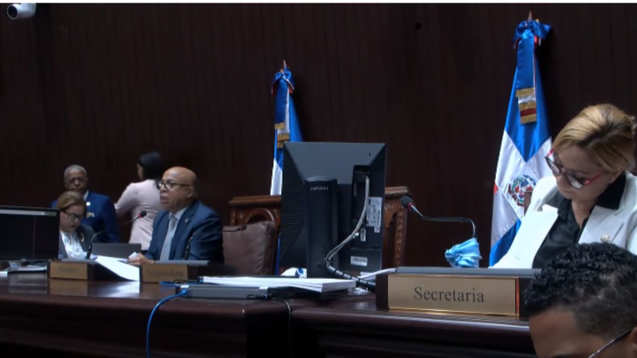 Legisladores indignados por propuesta de reducir curules