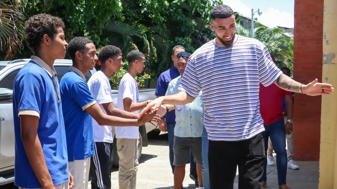 Chris Duarte acude junto al INEFI a liceo en Santo Domingo Oeste