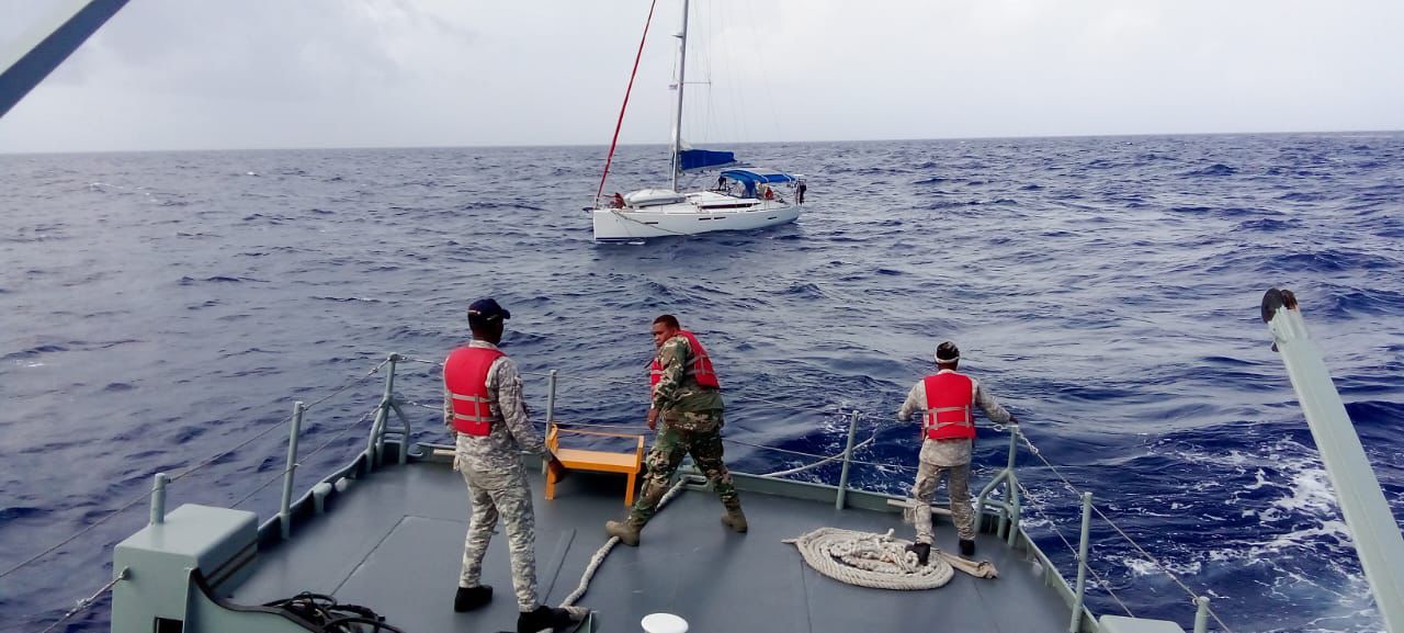 Rescatan cuatro extranjeros a bordo de un velero en alta Mar