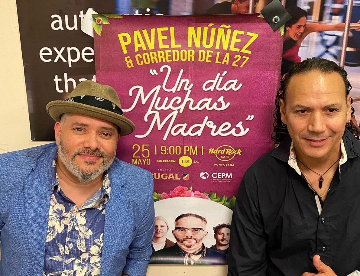 Pavel Núñez entrega memorabilia a Hard Rock Cafe Punta Cana