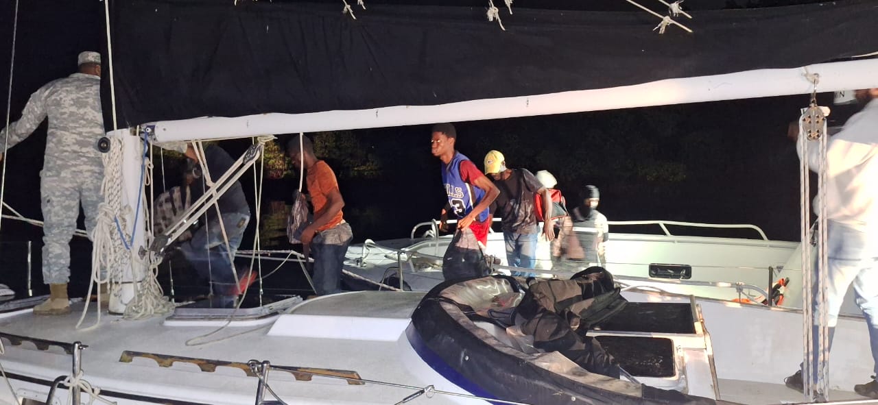 Autoridades dominicanas detienen un viaje en yola de 97 haitianos en Montecristi