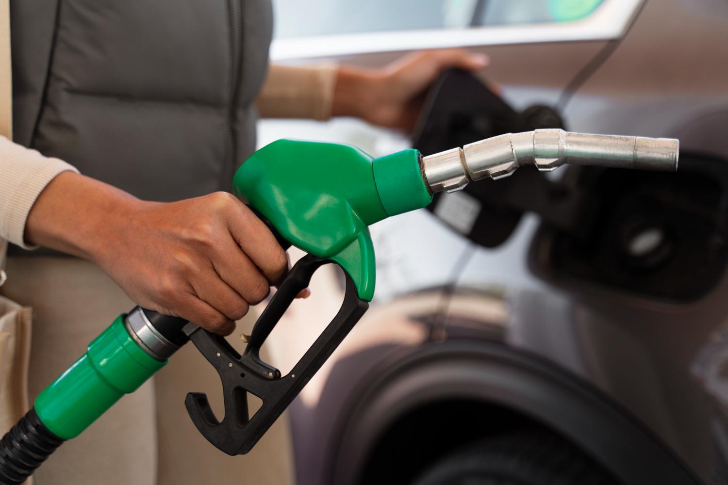Entre RD$3 y RD$ 6 pesos bajan algunos combustibles