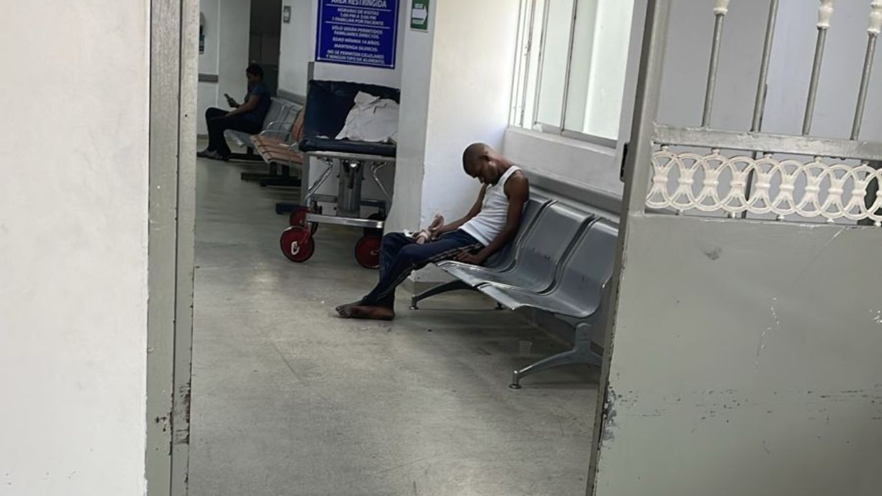 Junta de Vecinos denuncia médicos niegan servicio de salud a indigente a punto de perder la mano