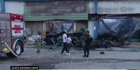 Bomberos controlan incendio en nave industrial en SDO
