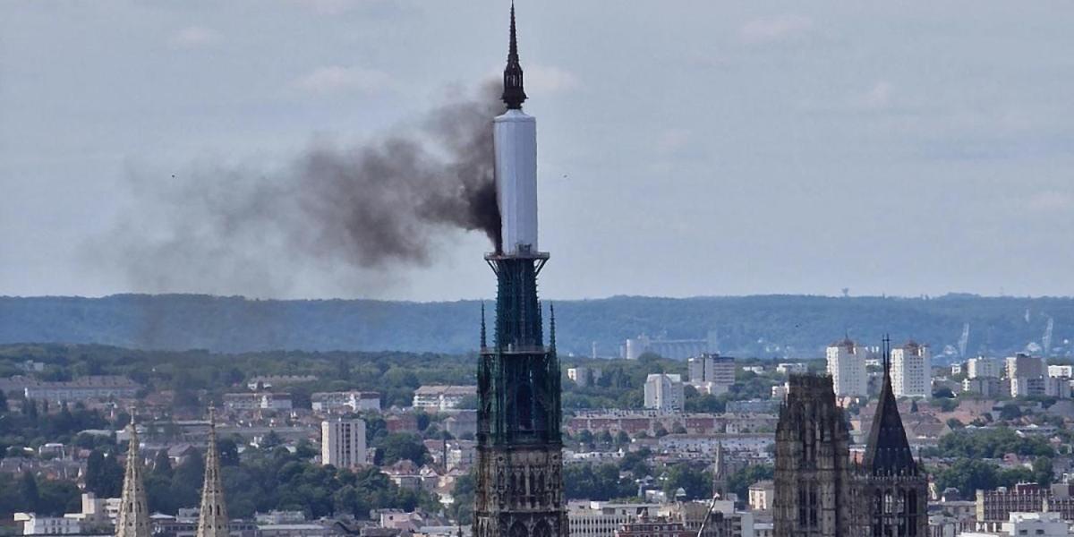 Incendio en la flecha de la catedral de la ciudad francesa de Ruán