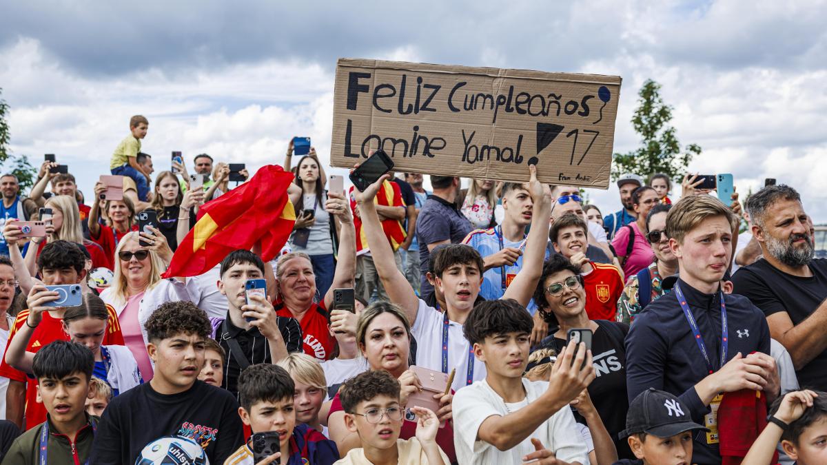 Con "cumpleaños feliz" para Lamine Yamal reciben en Berlín a la selección de España