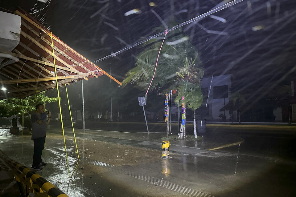 Suben a ocho los muertos por Beryl en EEUU y continúa el apagón en Texas