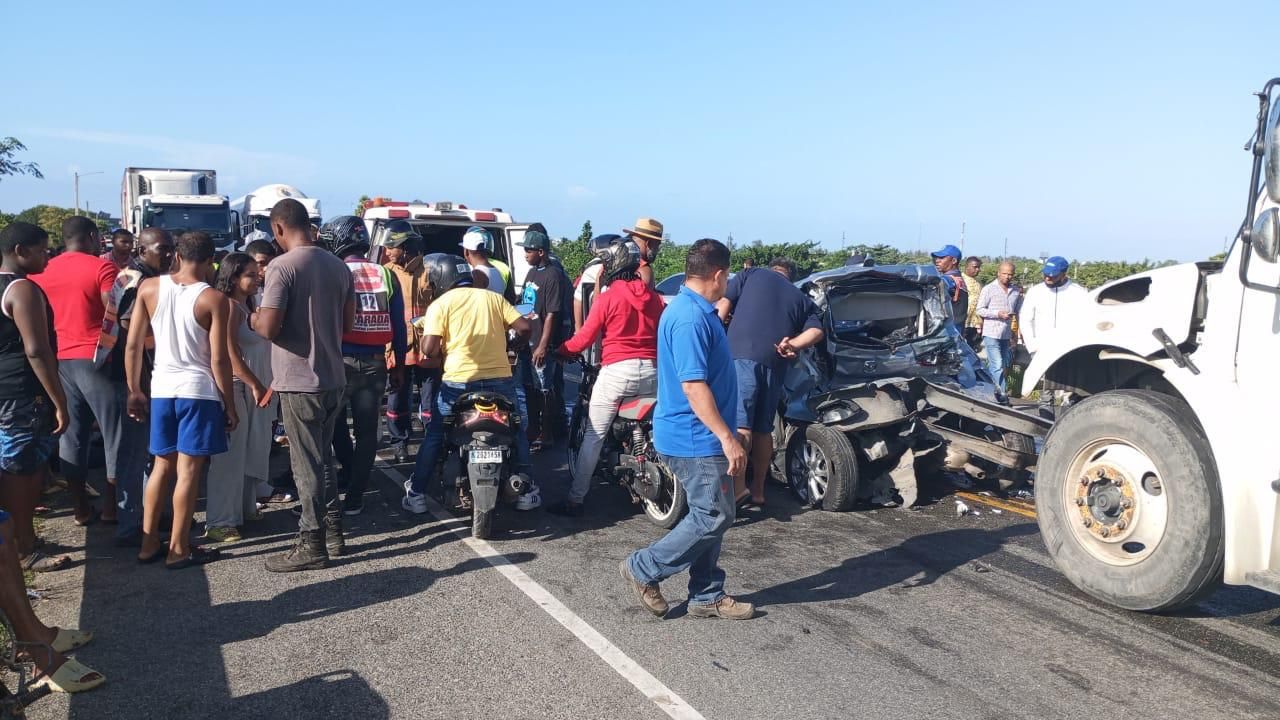 911 coordina asistencia en accidente que dejó tres heridos en autopista Juan Pablo II