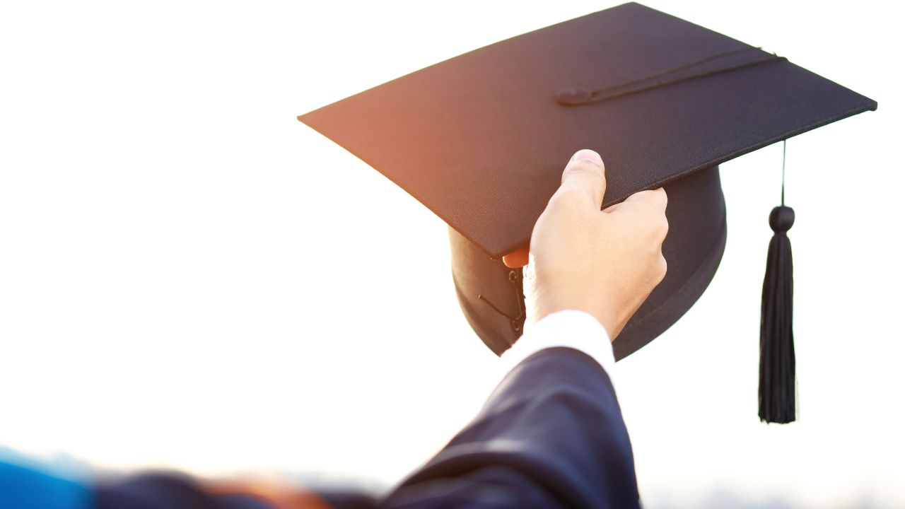 Cada vez más estadounidenses dicen que ir a la universidad no vale la pena, según estudio
