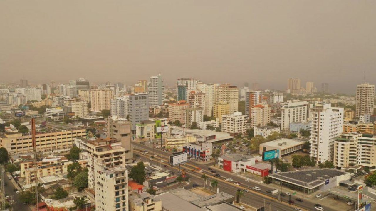 Onamet prevé un cielo grisáceo por polvo sahariano; vaguada favorece aguaceros