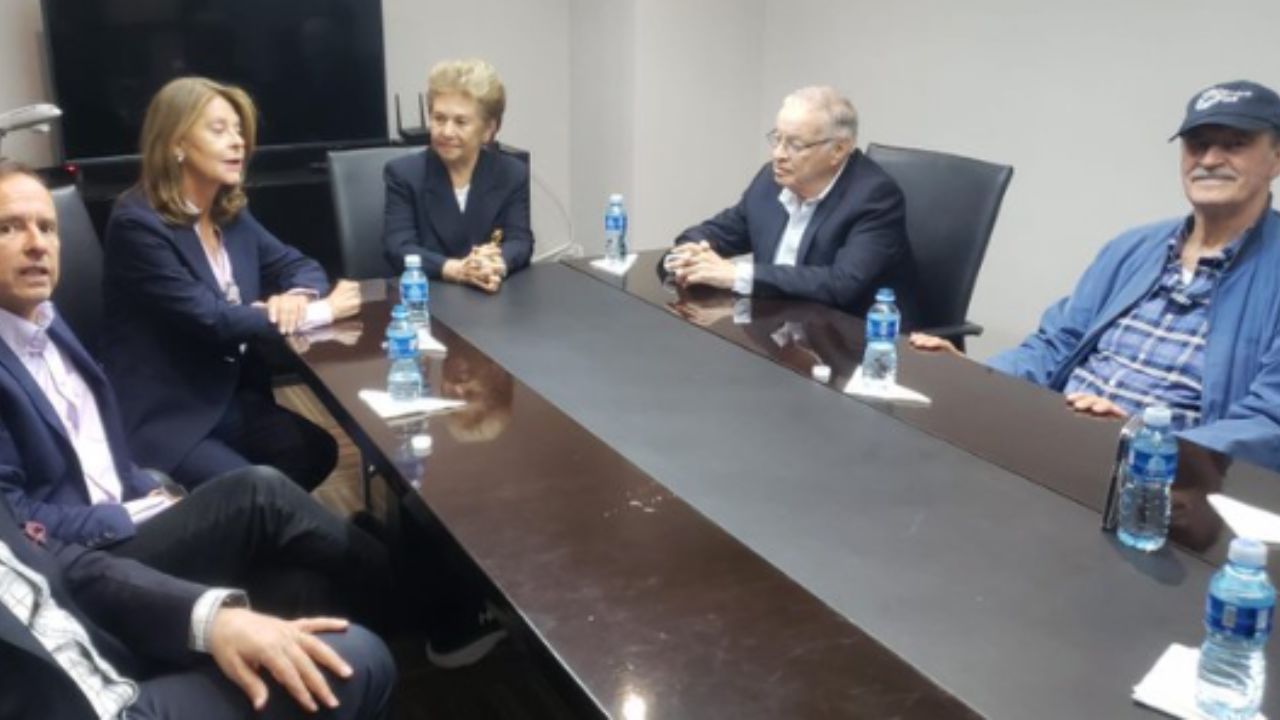 Panamá cita a la representante de Venezuela tras no poder despegar avión con expresidentes