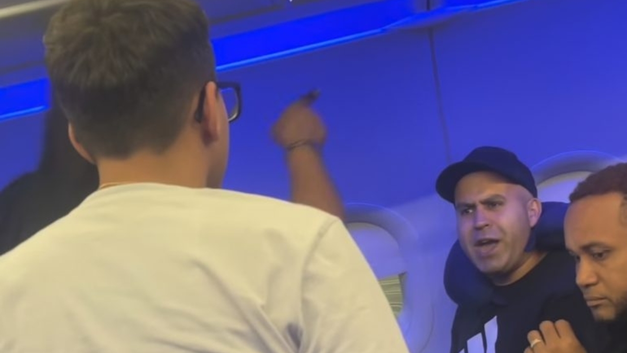 Una dominicana y un hombre protagonizaron una acalorada discusión luego de abordar un avión
