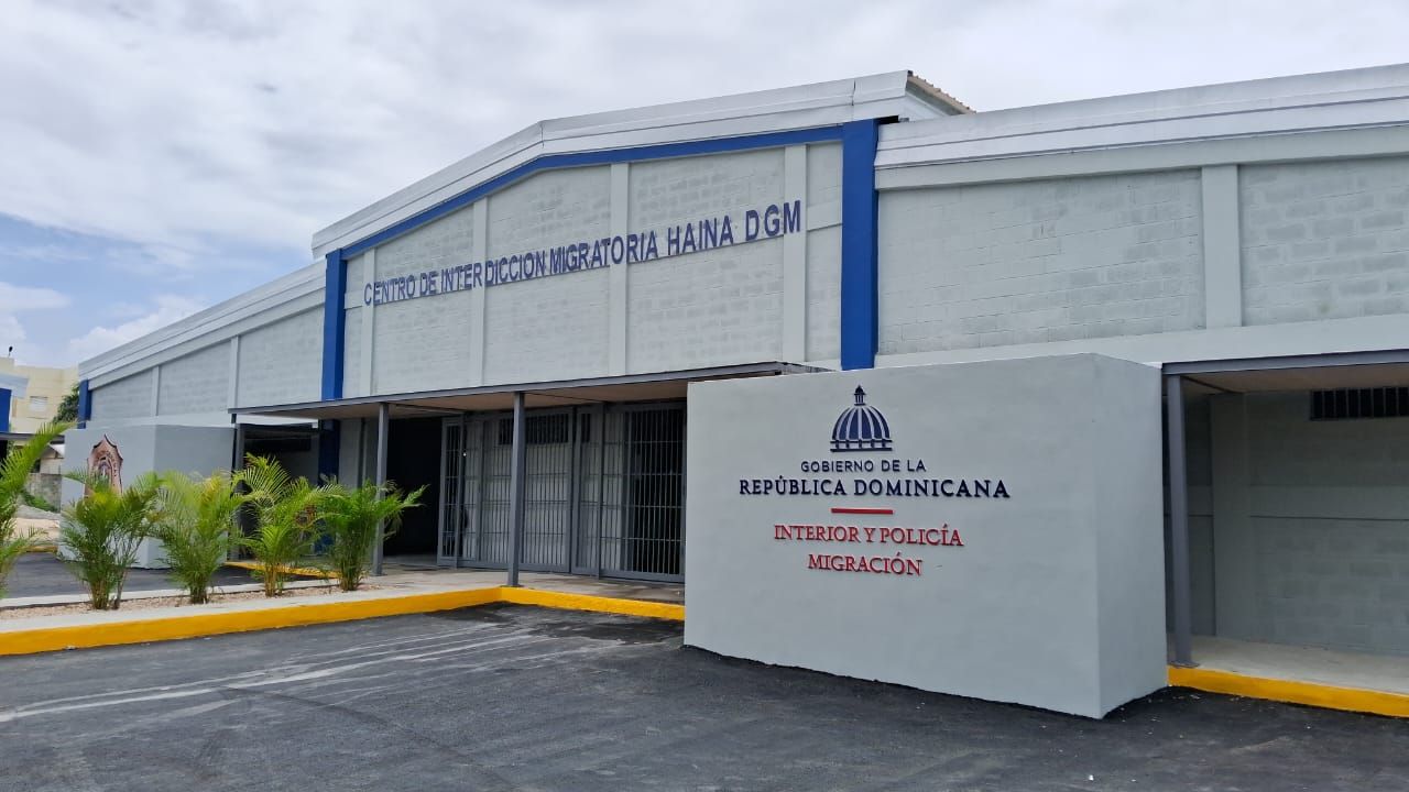 Director de Migración entrega interdicción migratoria en Haina