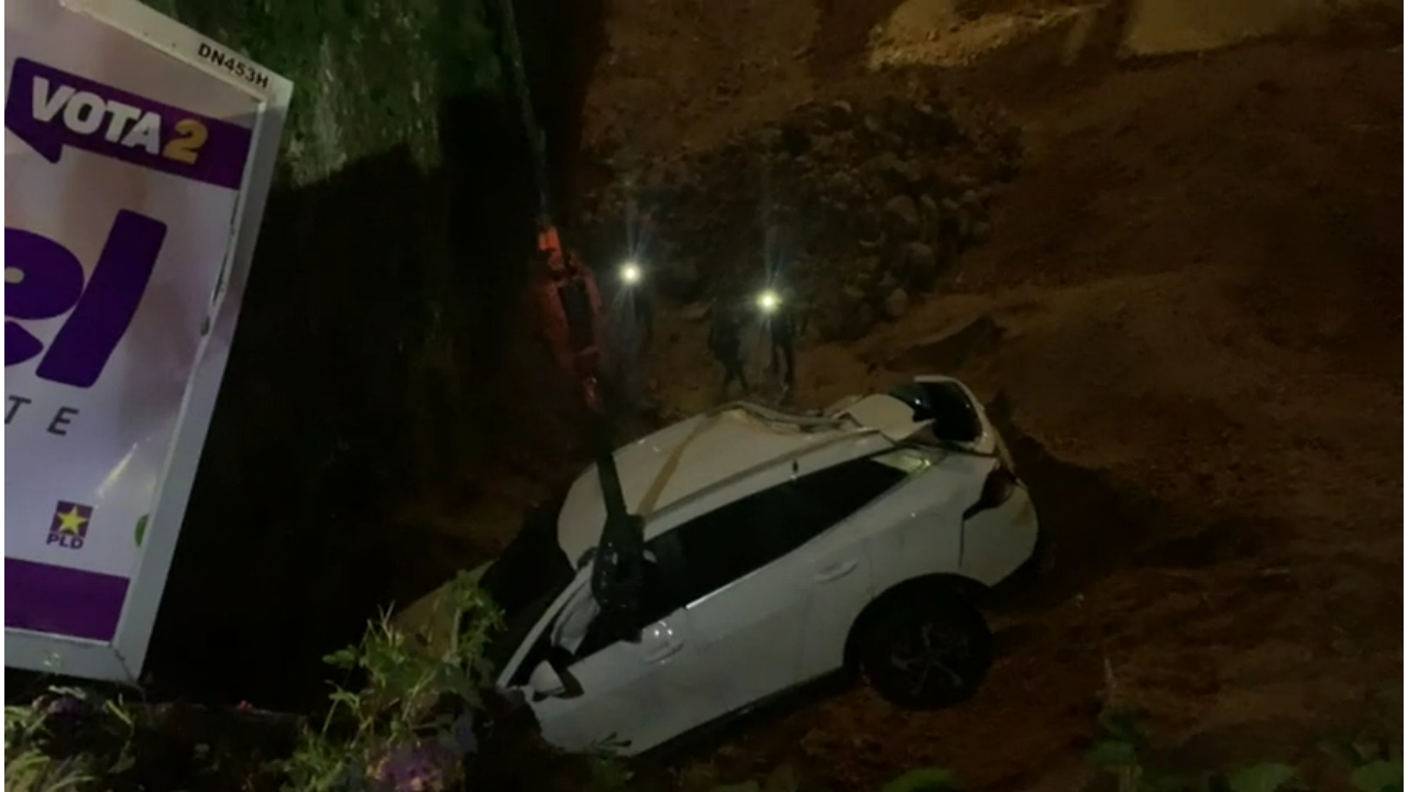 ¡Otra vez! Jeepeta cae en una excavación y rescatan conductora con vida