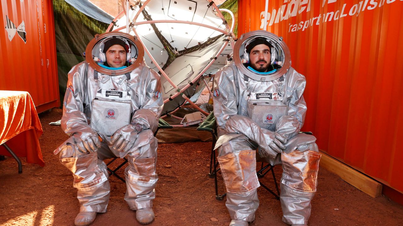 Aspirantes a astronautas que simularon como se vive en Marte, vuelven tras un año aislados