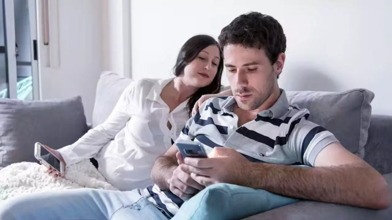 Es sano compartir la clave del celular con tu pareja?