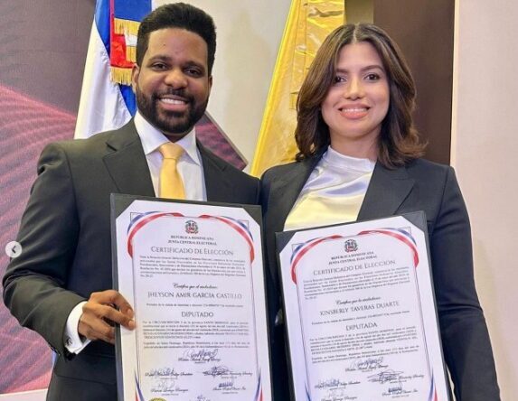 Esposos Kimberly Taveras y Jheyson García reciben certificados los acredita como diputados