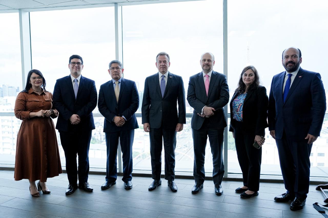 Ministro Bisonó recibe representantes del FMI para consulta del Artículo IV 2024