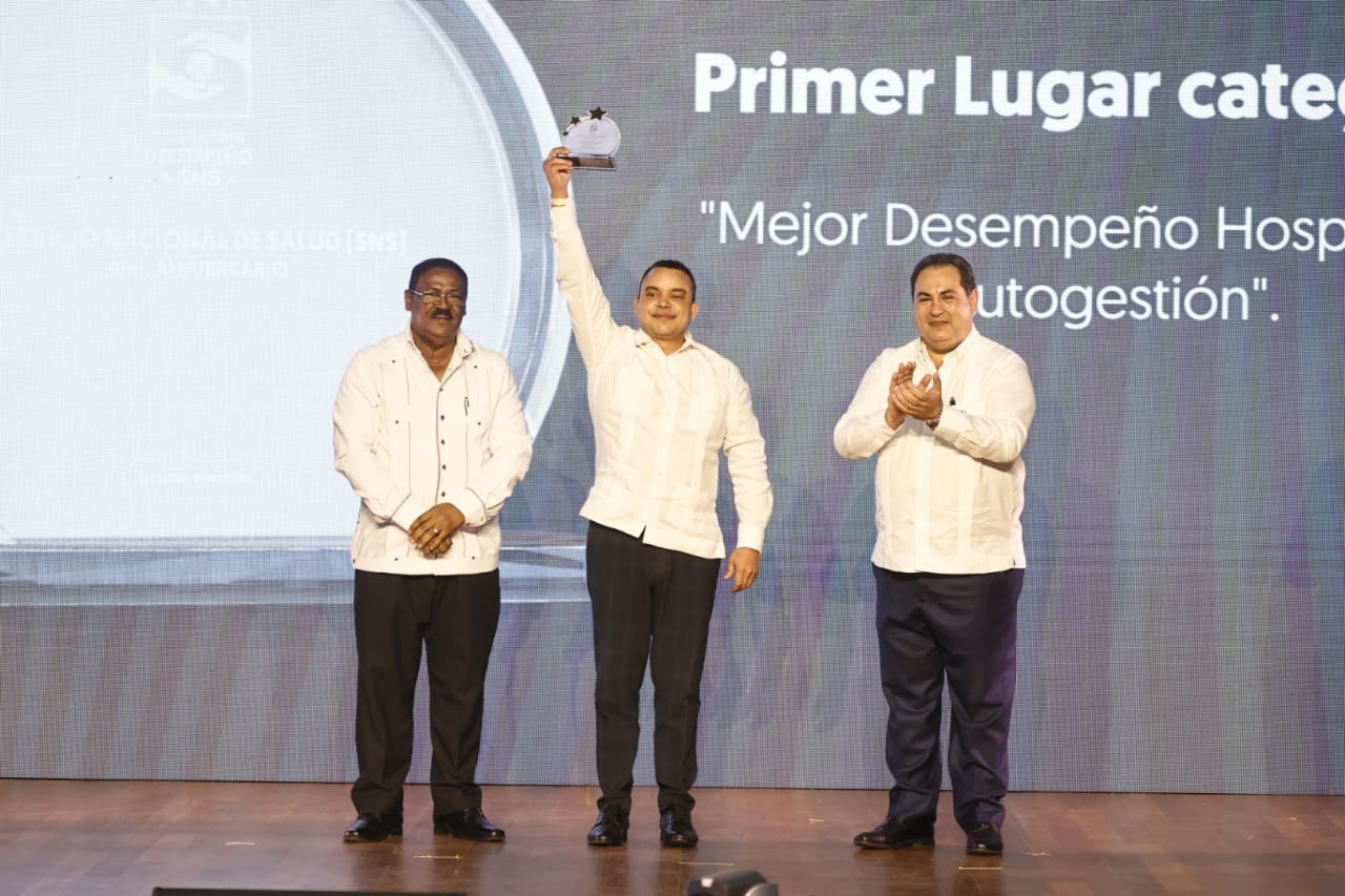 SNS entrega máximo galardón al Ney Arias Lora por mejor desempeño hospitalario