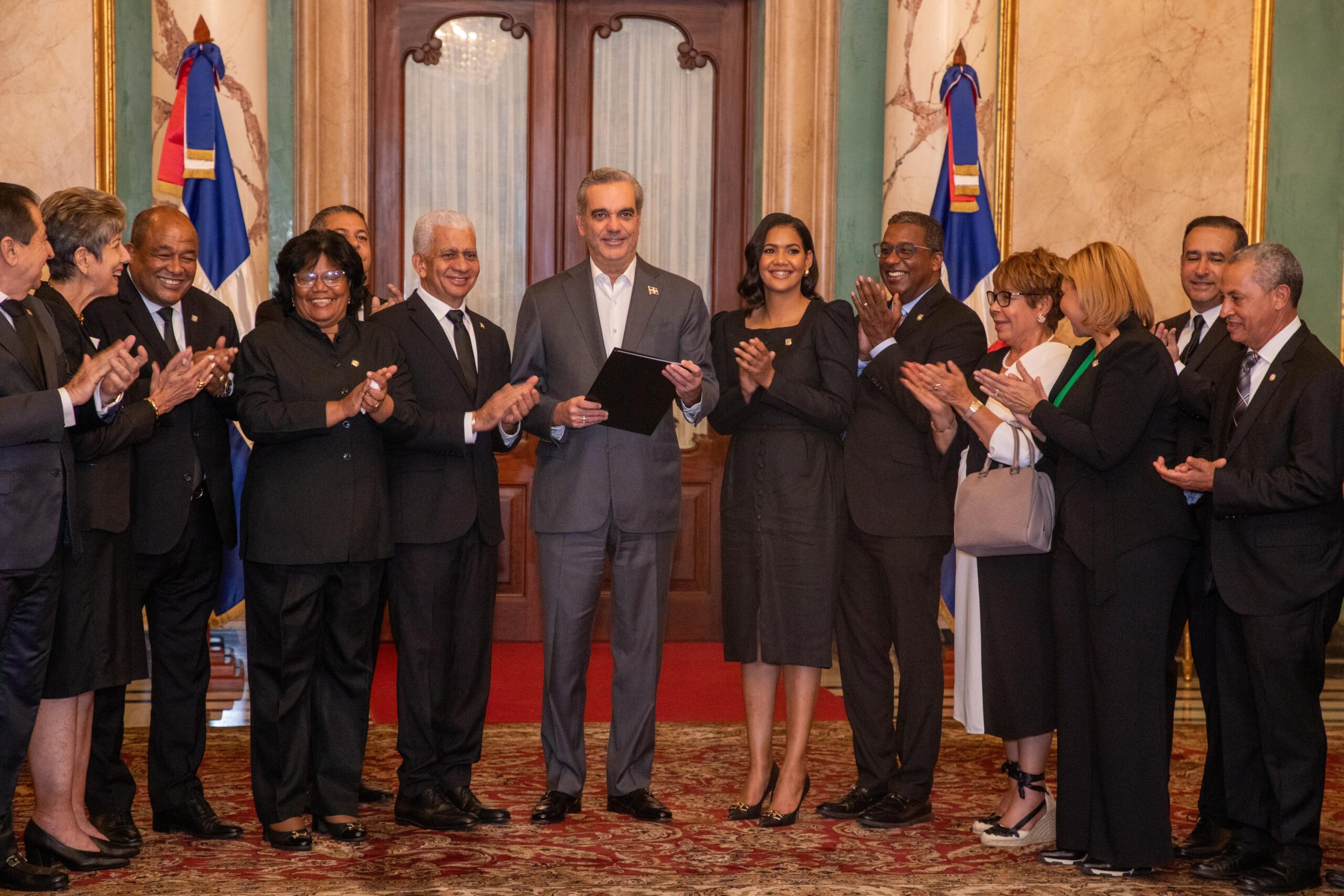 Abinader recibe de congresistas resolución que lo acredita como presidente  y a Raquel Peña como vicepresidenta