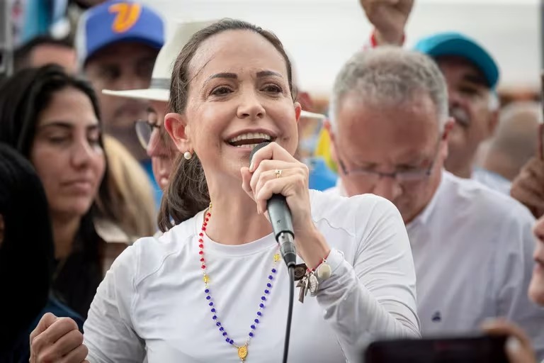 Machado reta al CNE a que entregue las actas de votación