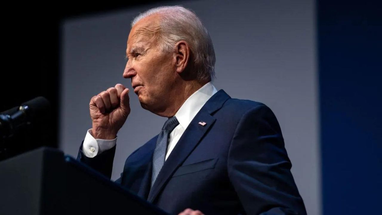 Biden continúa con "síntomas leves" por la covid-19, según su médico