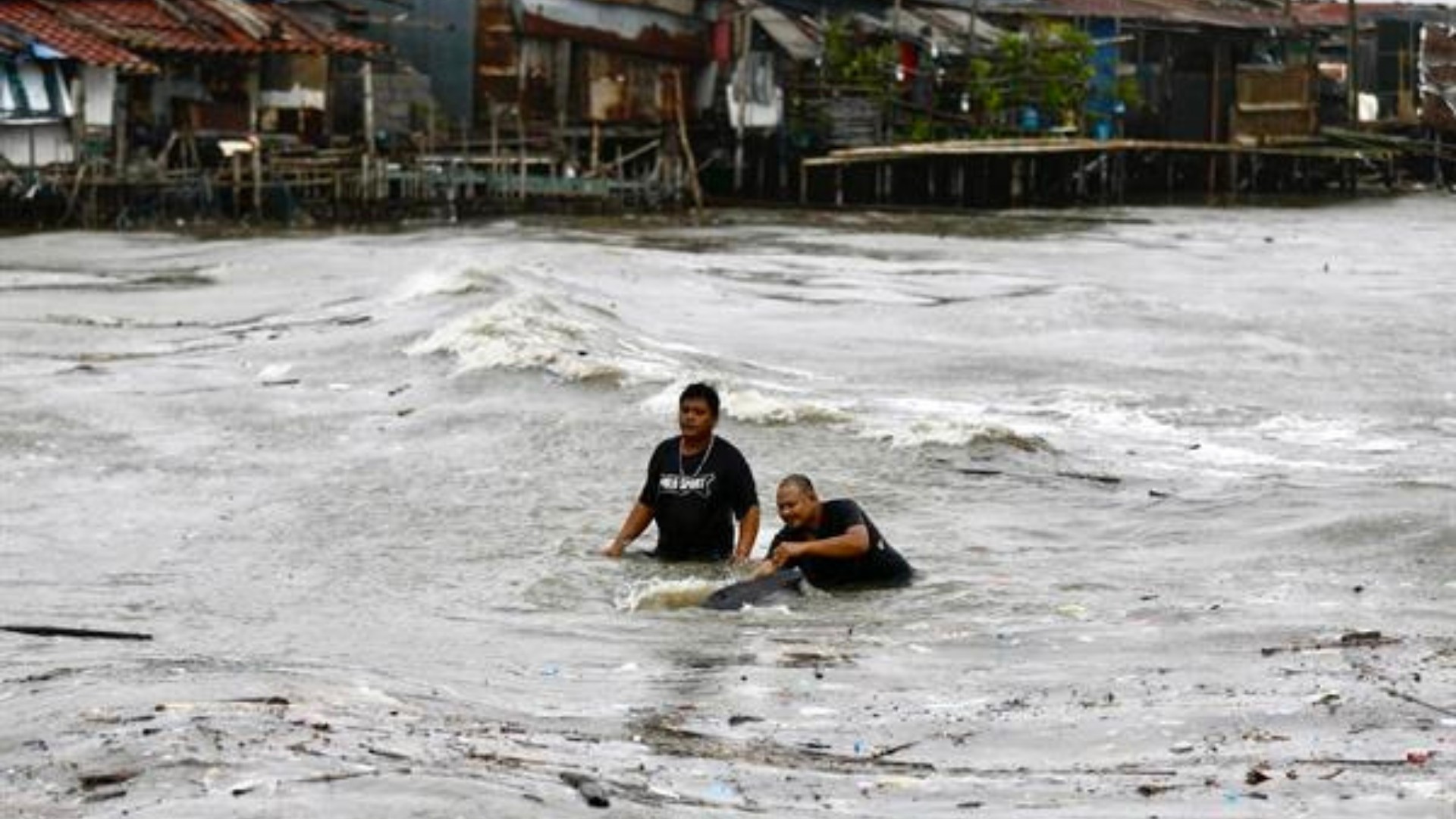 Al menos 12 muertos y centenares de miles de afectados por tifón Gaemi en Filipinas