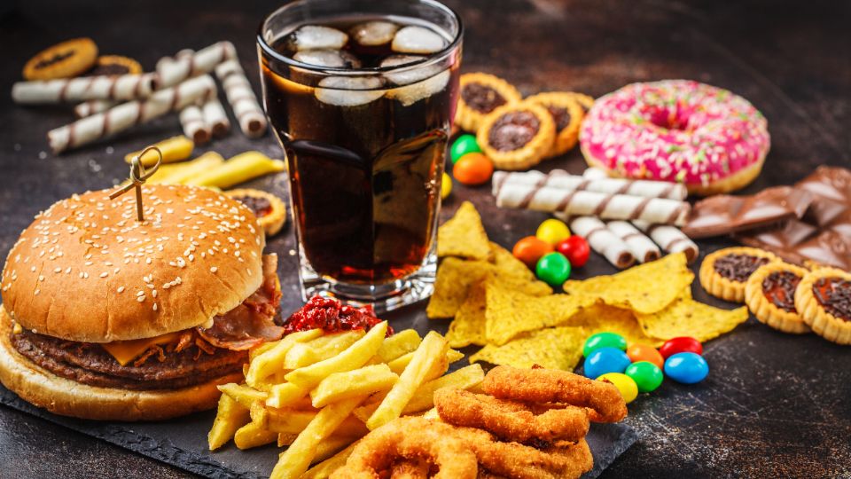 Aprueban ley que prohíbe venta de bebidas azucaradas y comida procesada en cafeterías escolares