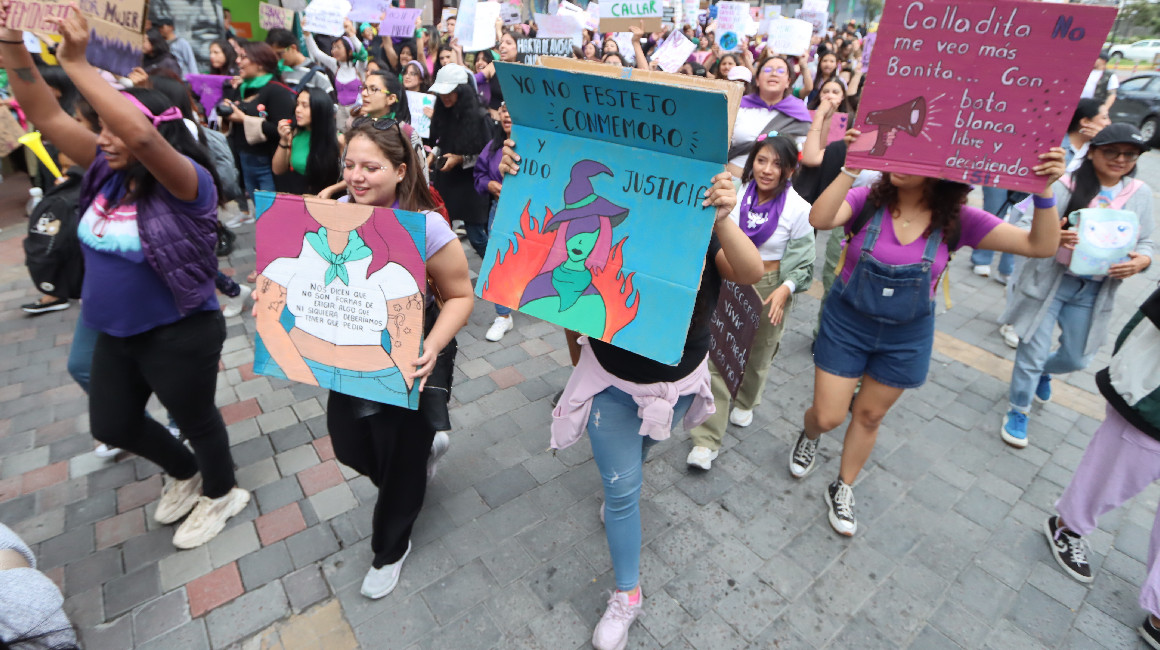 Feministas presentan una segunda demanda para despenalización total del aborto en Ecuador
