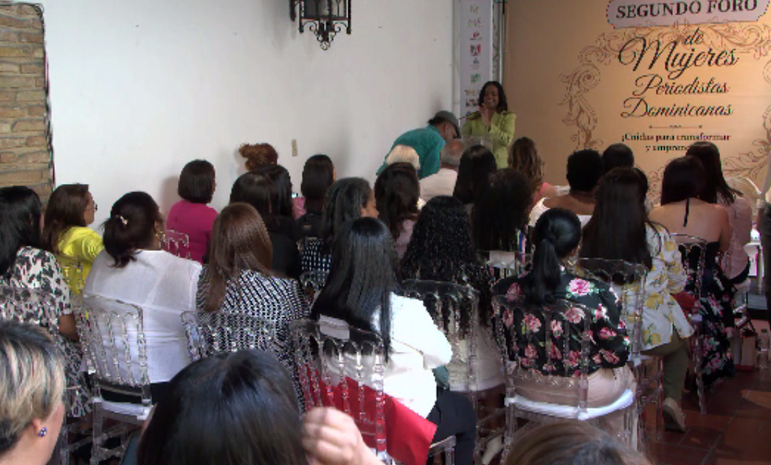 Evalúan desafíos y retos de labores informativas en RD durante foro de mujeres periodistas