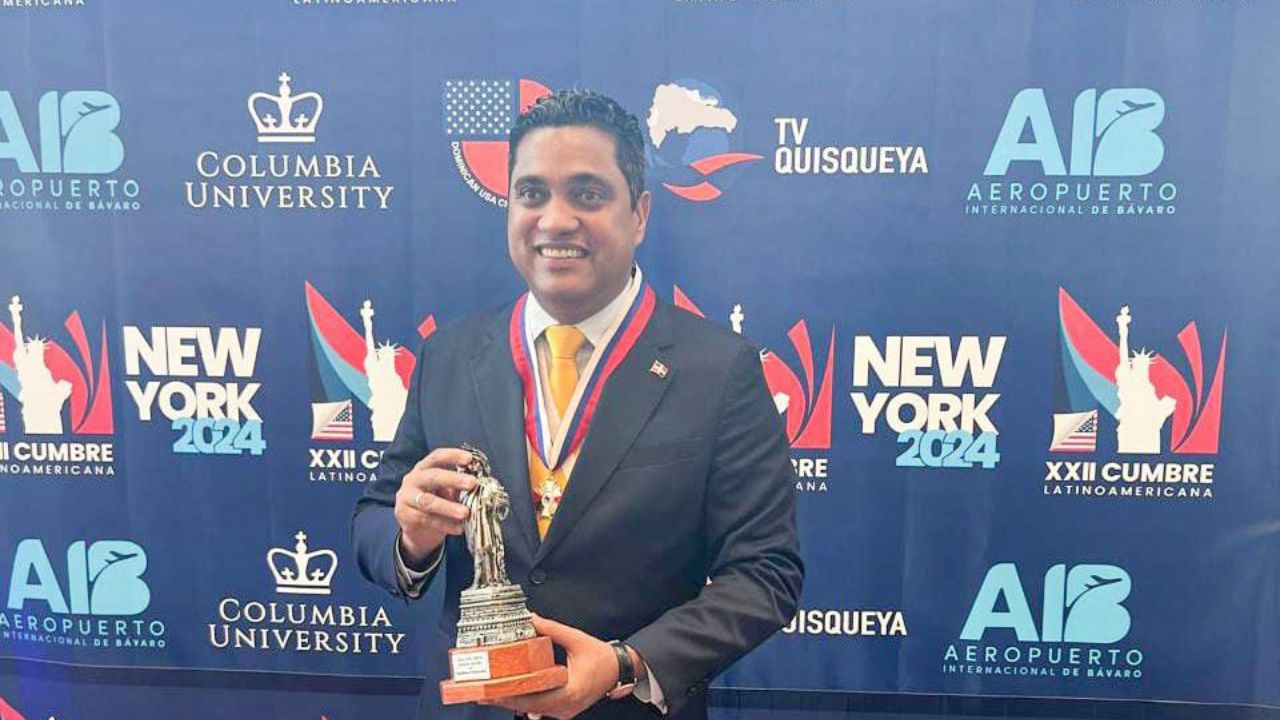 Reconocen a Kelvin Cruz como “Alcalde del Año” en cumbre en Universidad de Columbia