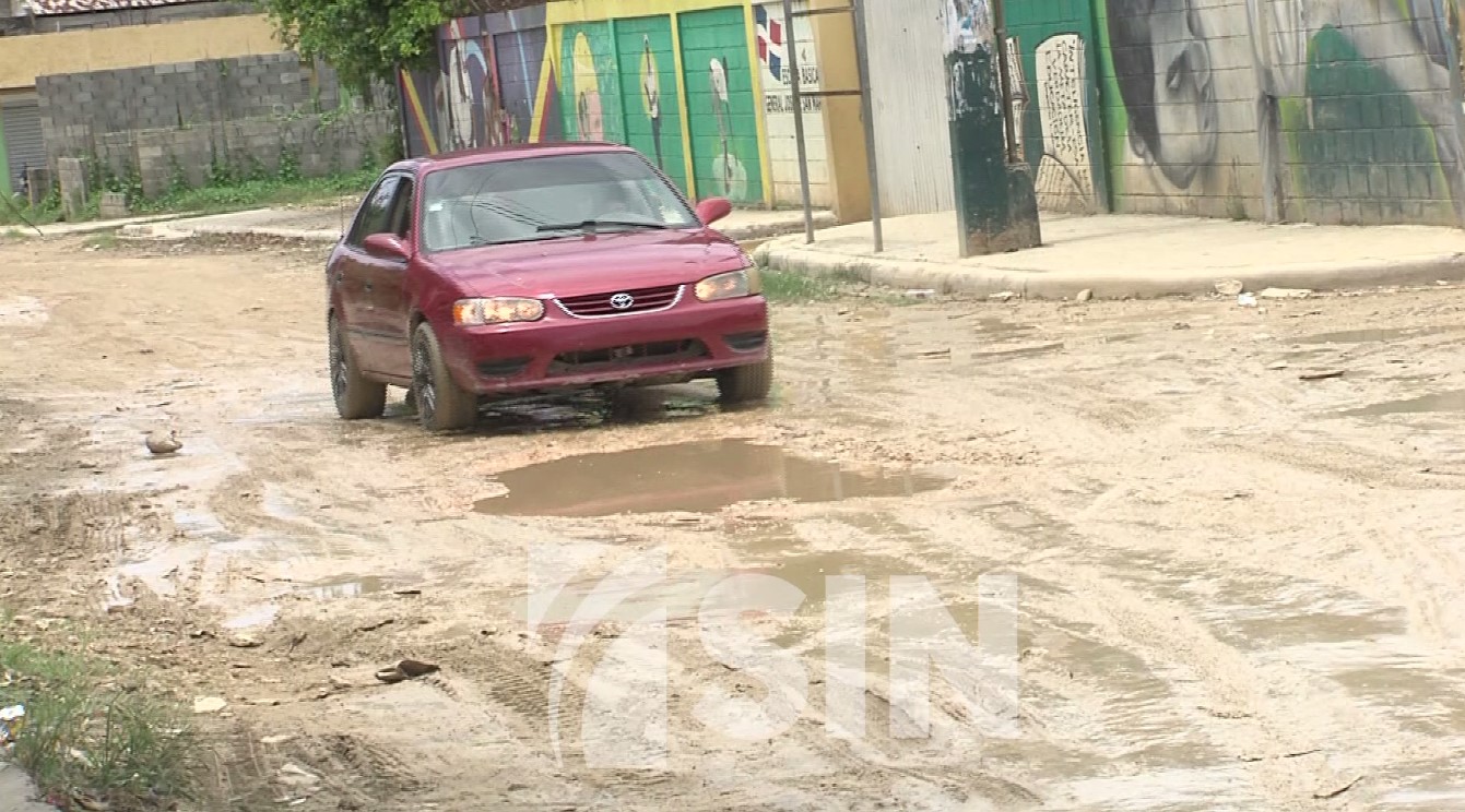 Exigen arreglo de calles en Manoguayabo