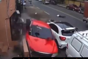 Ciudadanos agreden a conductor tras chocar a un transeúnte en el Ensanche La Fe
