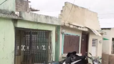 Residente de barrios del GSD sacan agua y lodo de sus casas, con temor a nuevas inundaciones
