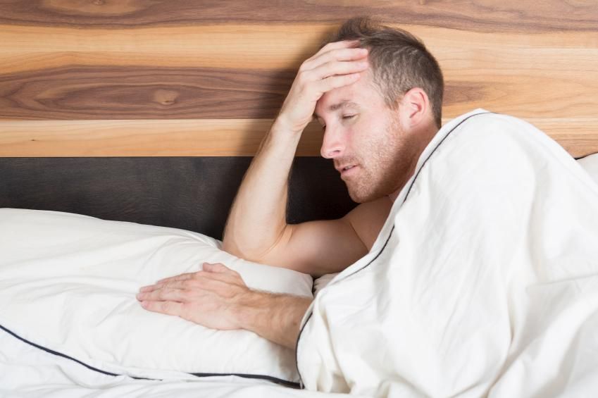 Cuál es la mejor postura para dormir si se sufre dolor de cabeza