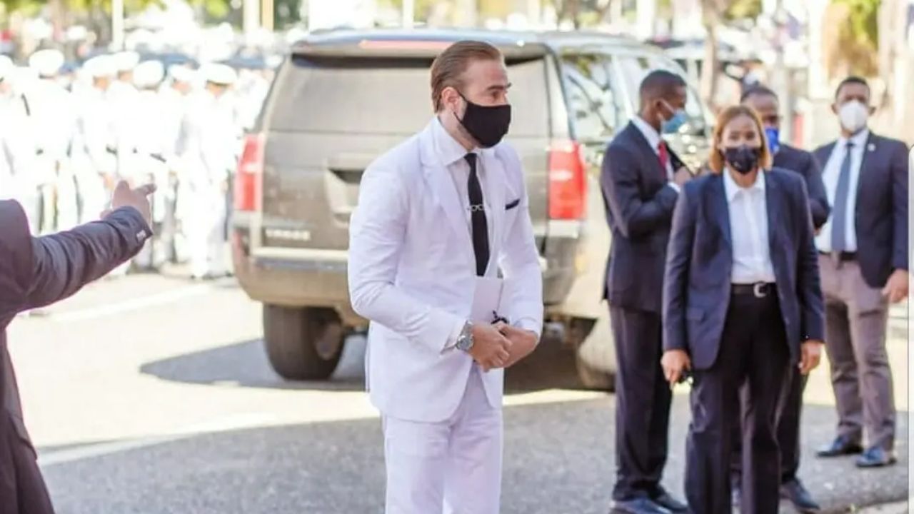 Carlos de la Mota repite traje que usó en toma de posesión de 2020