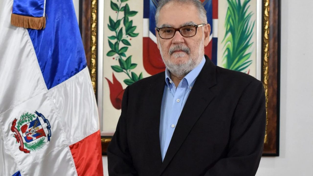 Presidente designa a Miguel Ceara Hatton como superintendente de Salud y Riesgos Laborales