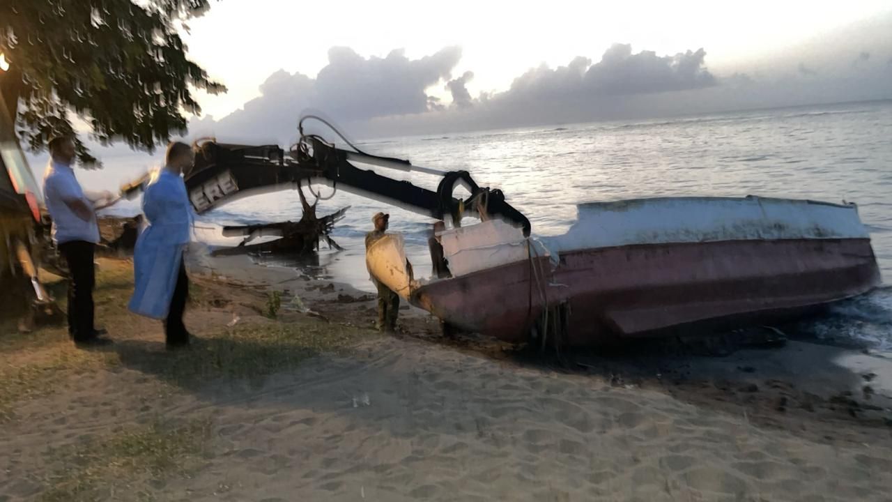 Encuentran más objetos y osamentas en la embarcación hallada en Playa La Cantera
