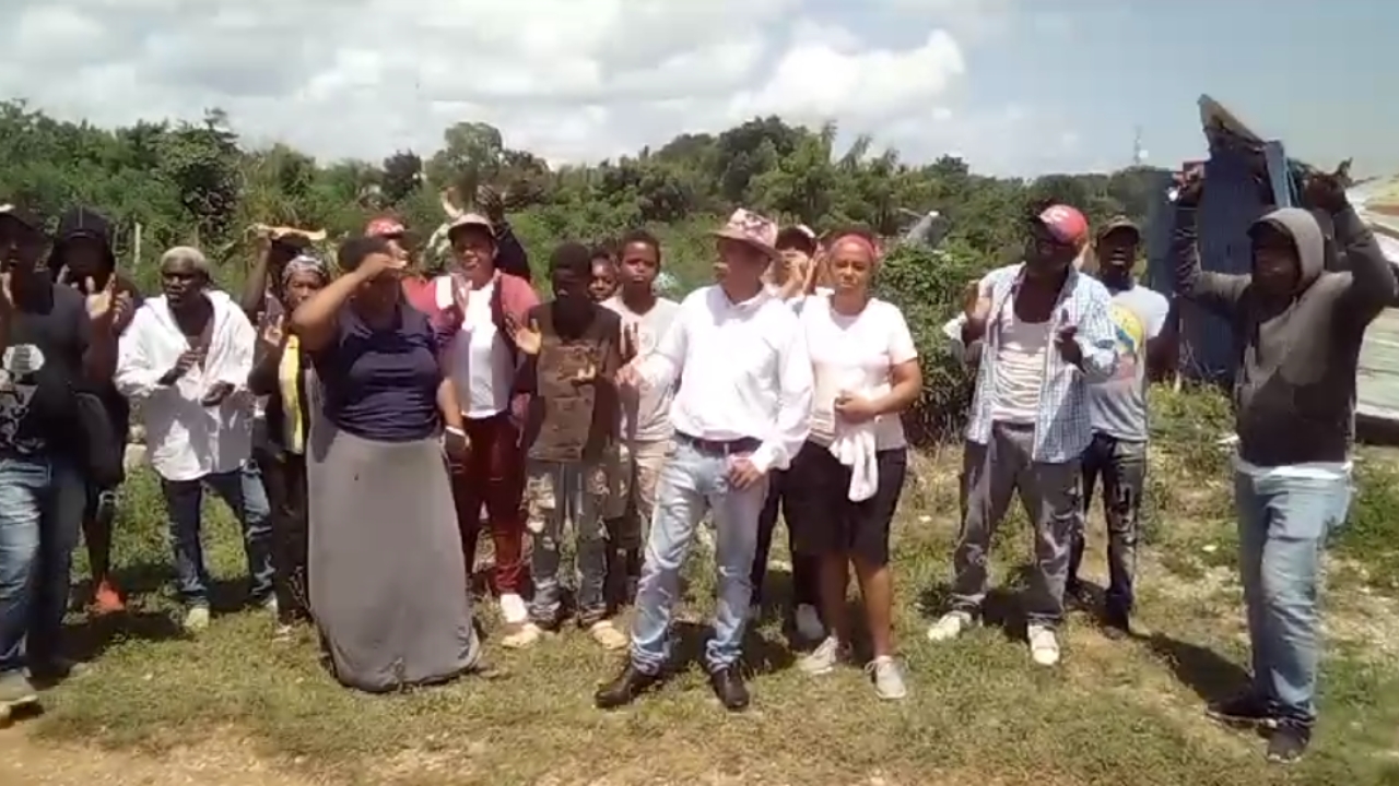 Residentes de Laguna Prieta claman ayuda para evitar desalojo, denuncian violencia de autoridades 