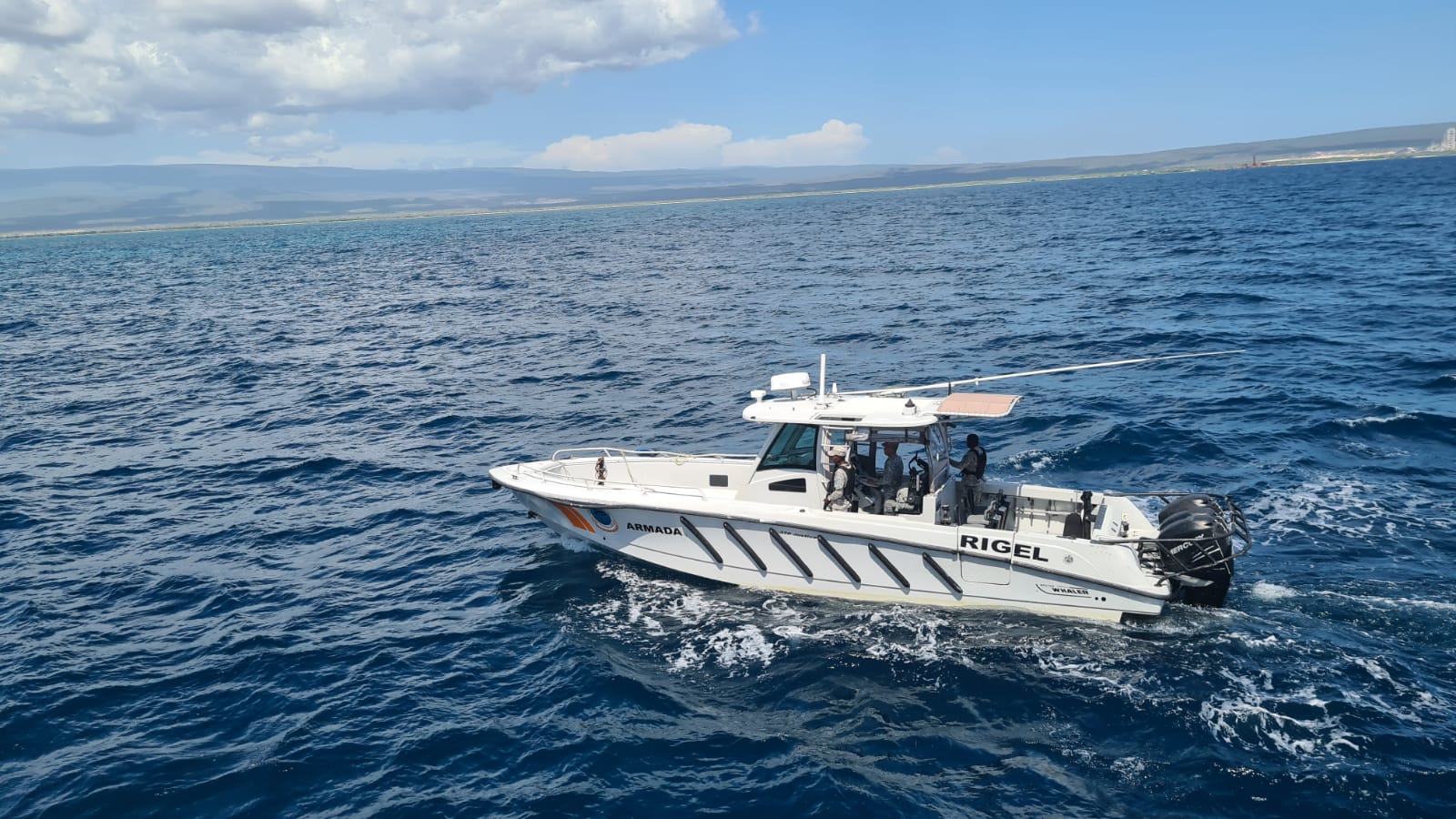 Armada intercepta embarcación con contrabando de cigarrillos en playa de Montecristi