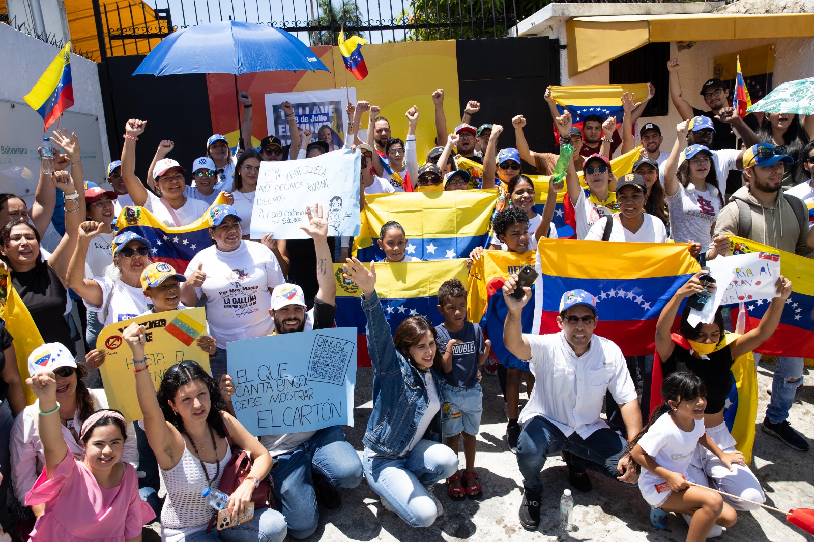 Venezolanos en RD apoyan a Edmundo González en protesta frente a su embajada