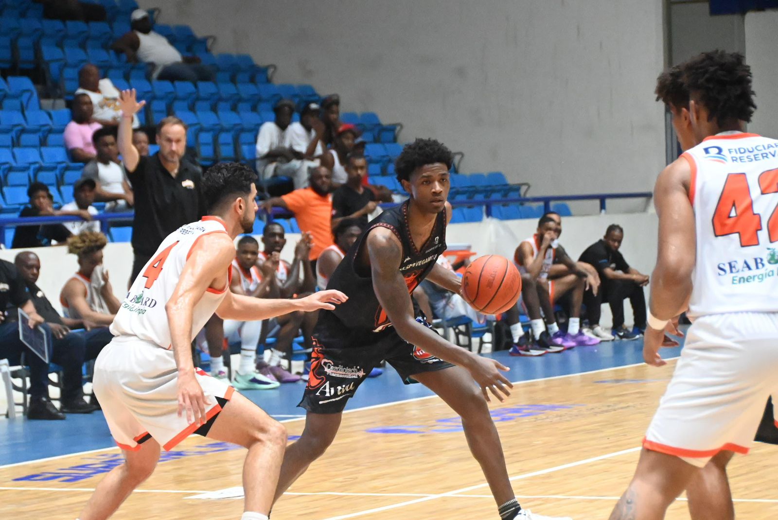 Reales con seis jugadores de cifra doble logran victoria doce en Super Liga LNB