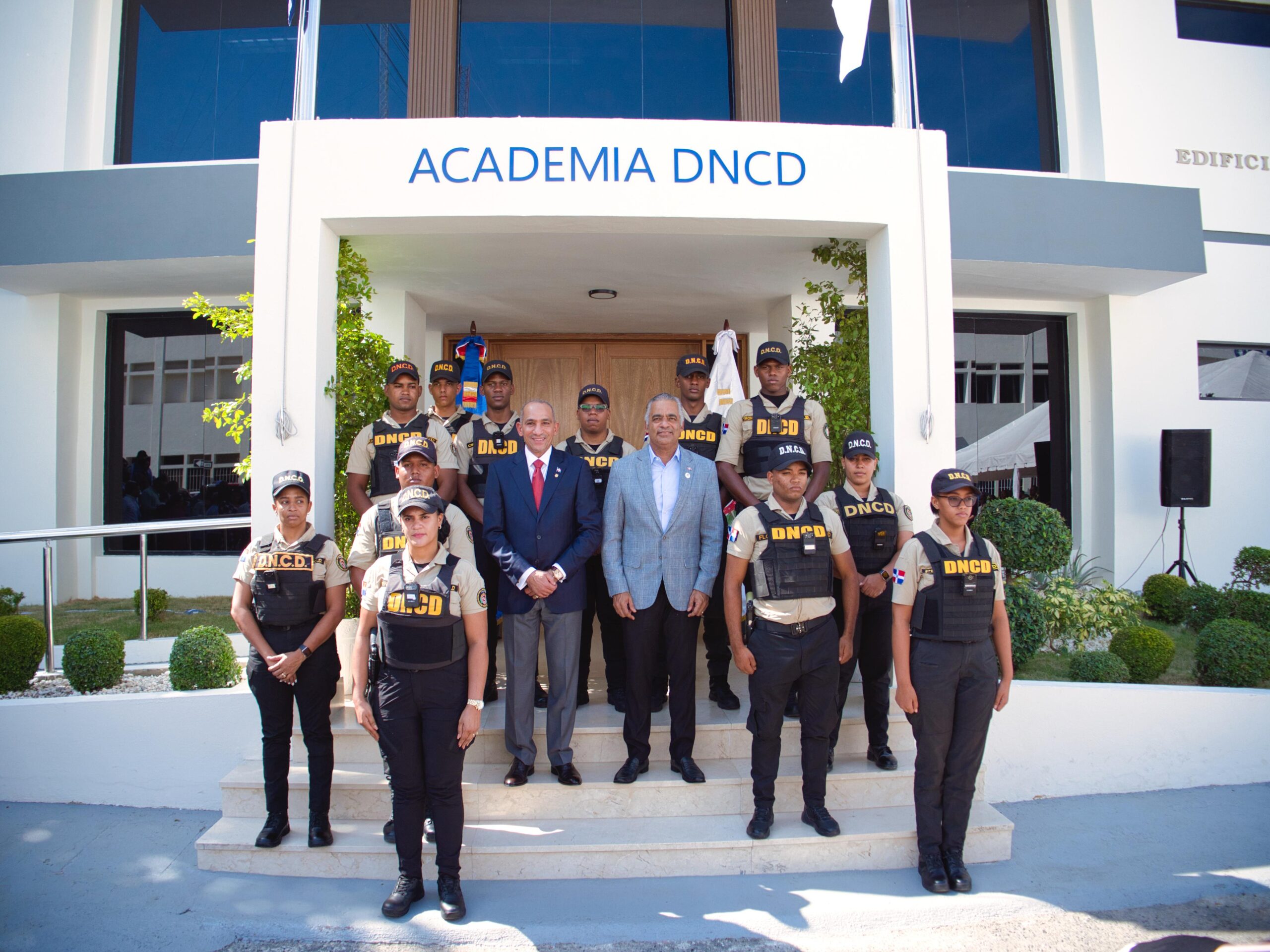 Gobierno dispone incremento salarial de hasta un 160% para agentes de la DNCD