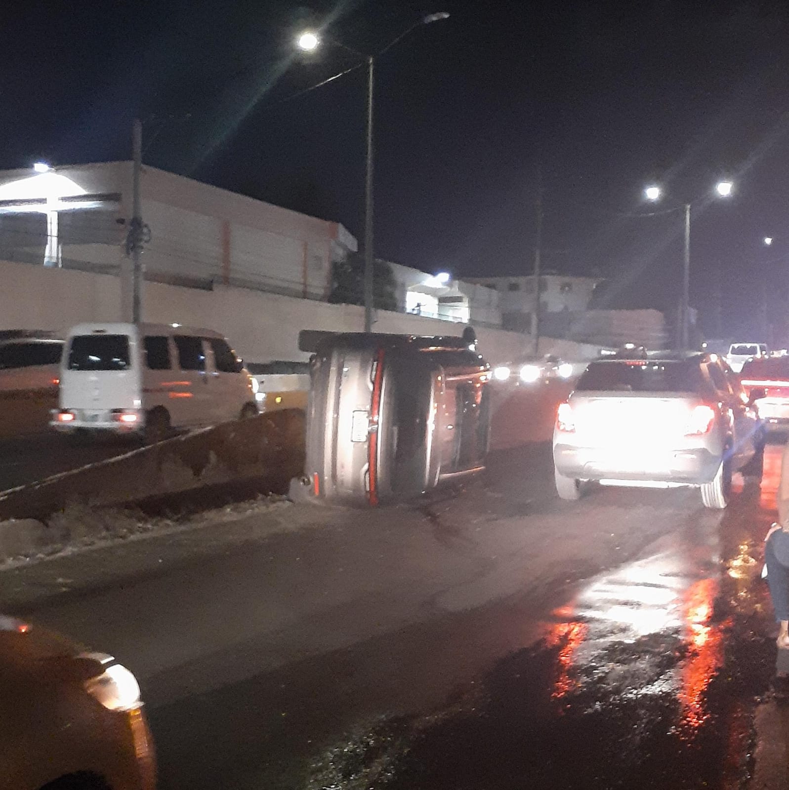 Denuncian falta de señalización en elevado de la avenida Máximo Gómez  provoca accidentes