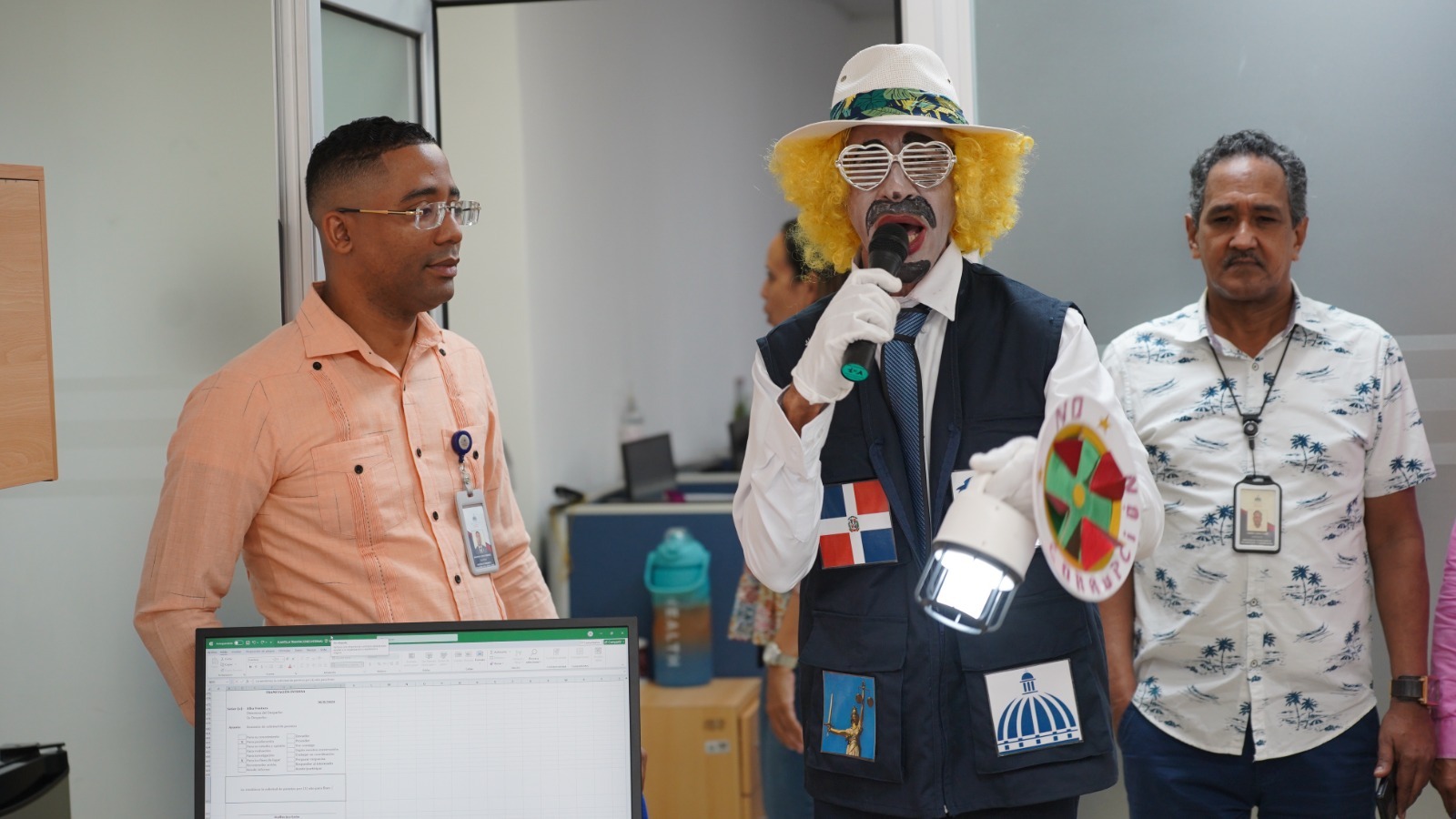 "El Vigilante Defensor” visita el Minerd para promover integridad laboral entre colaboradores 